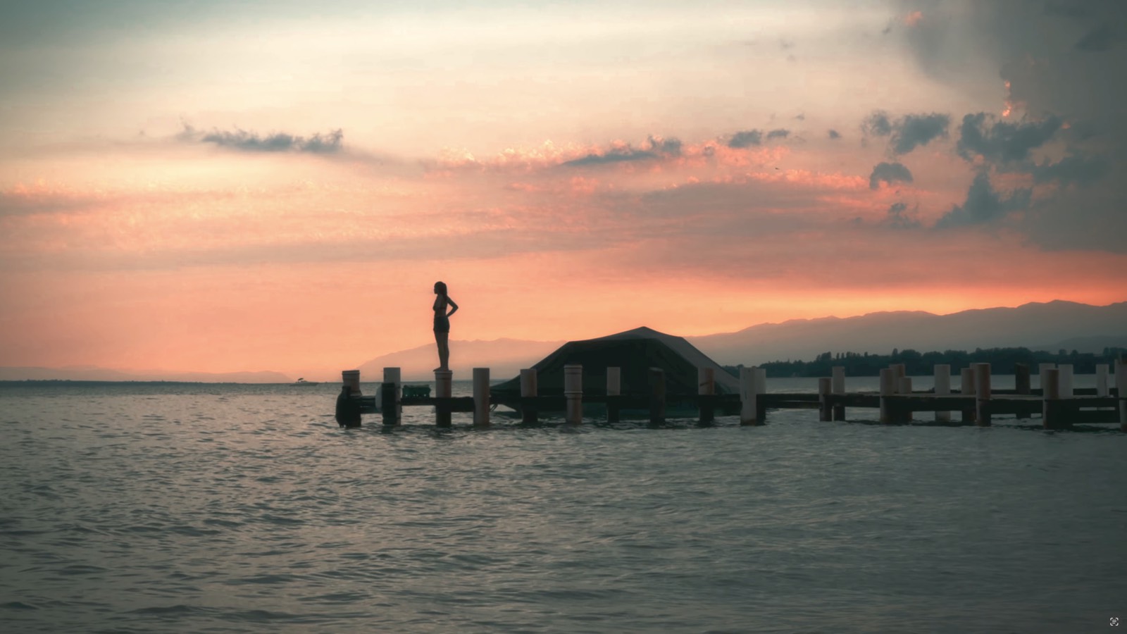 Un ponton au coucher de soleil, tourné en Apple Log sur iPhone et converti en Rec. 709